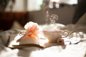 Tasse Tee und Buch zum Entspannen