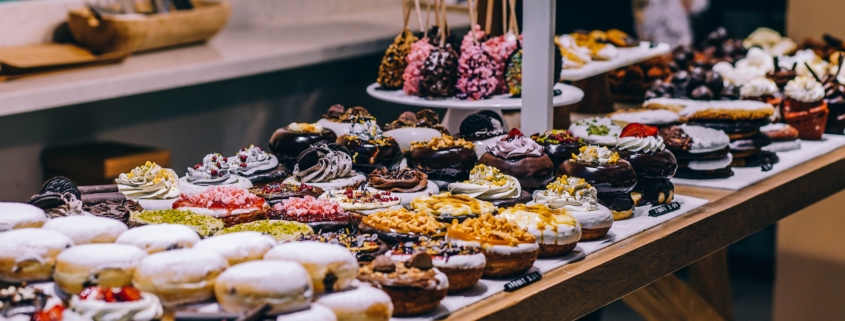 Büffet mit vielen Desserts